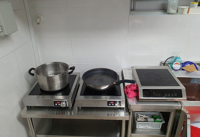 Bếp từ công nghiệp giúp gian bếp trở nên mát mẻ vào mùa hè