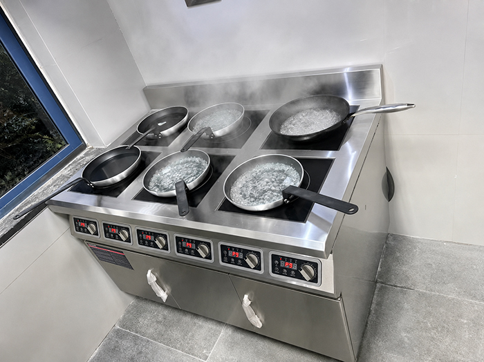 chọn bếp từ công nghiệp cho khách sạn